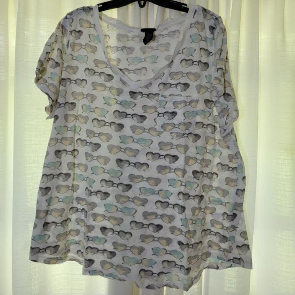 Torrid T-Shirt, 2X, Cute Heart Sunglasses Print